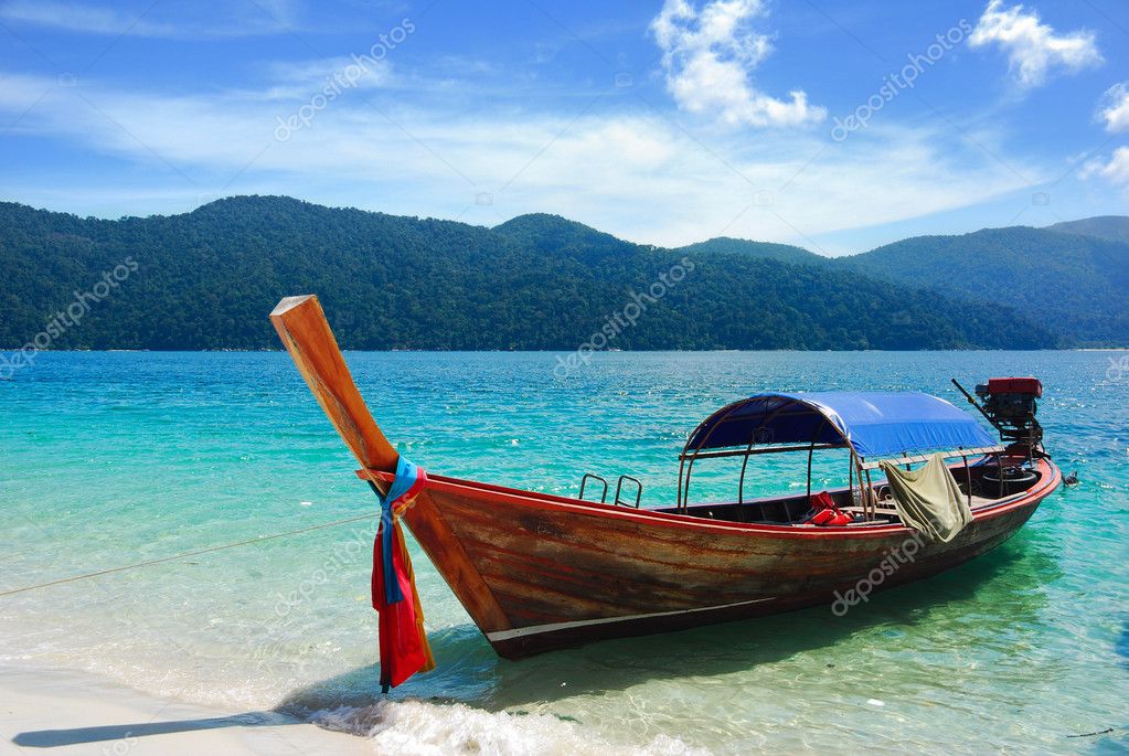 Traditional Thai longtail boat at the beach, Rawi island, Thaila 