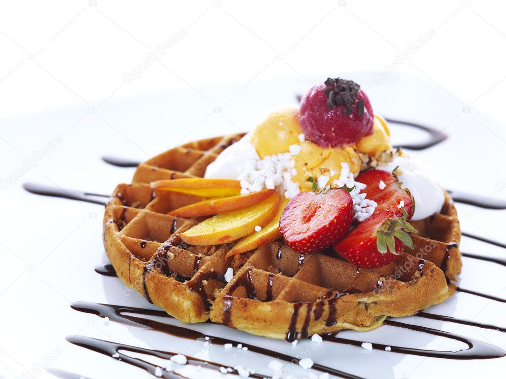 Dondurma, taze meyve ve çikolata sosu ile waffle — Stok Foto
