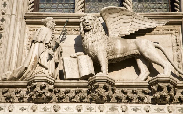 Venice - lion of St. Marc the Evengelist from portal of st. Mark basilica — Foto de Stock   #10153395