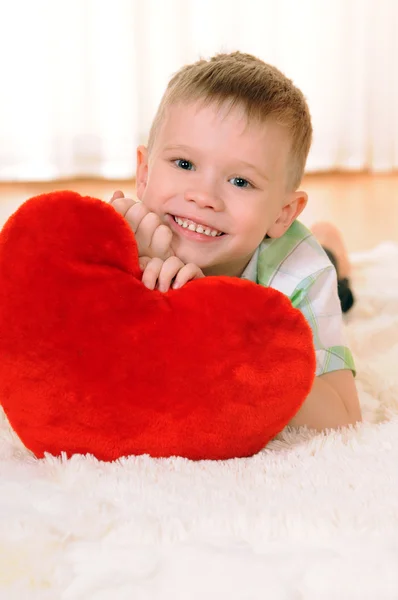 Дитина з серцем — стокове фото