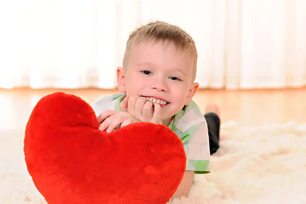 Kind met een pluche hart — Stockfoto