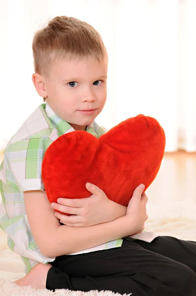 Gyermek egy plüss szív — Stock Fotó