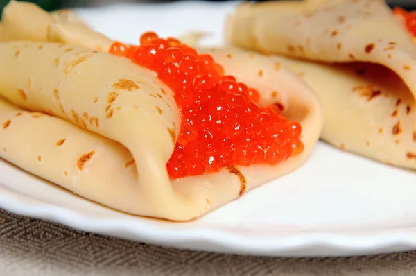 Panqueca com caviar vermelho — Fotografia de Stock