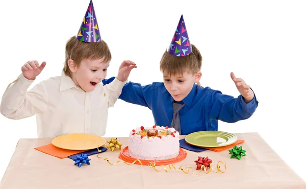 Двоє хлопчиків з тортами — стокове фото
