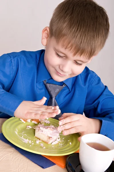 Kind mit Kuchen — Stockfoto