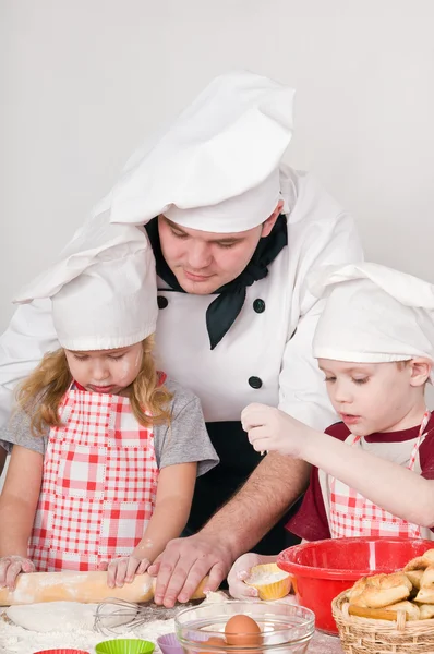 Koch mit Kindern — Stockfoto