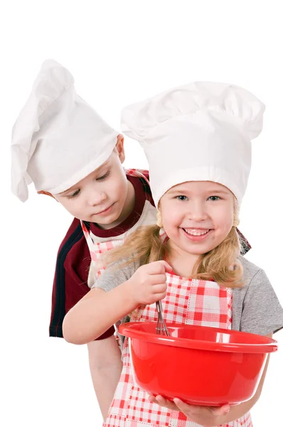 Два ребенка готовят — стоковое фото