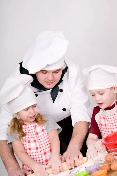 Koch mit Kindern — Stockfoto