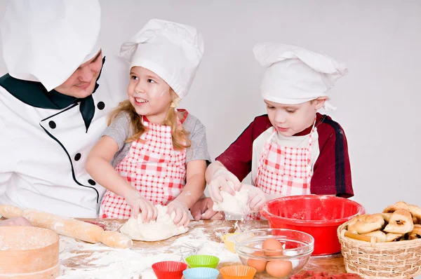 Szef kuchni z dziećmi — Zdjęcie stockowe