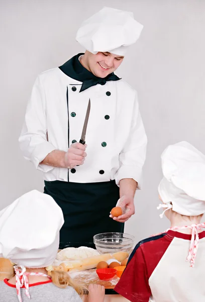 Chef-kok met kinderen — Stockfoto