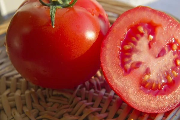 Estupro de tomate no tapete de palha — Fotografia de Stock