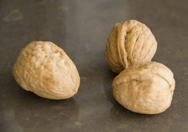 Vlašské ořechy na hnědé pozadí — Stock fotografie