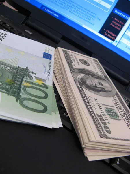Денежные средства - евро и доллары — стоковое фото