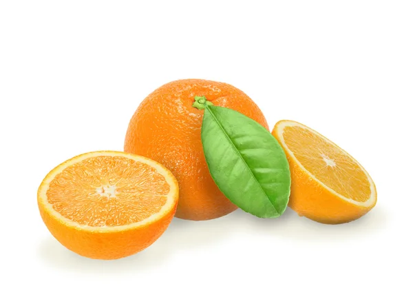 Куча свежего апельсина с зеленым листом — стоковое фото