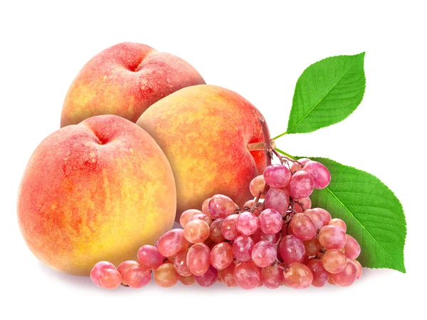 赤ぶどうと緑の葉と peachs — Stock fotografie