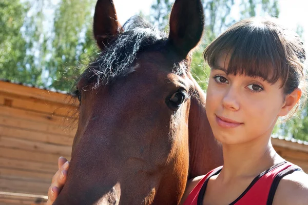 Menina e cavalo — Fotografia de Stock