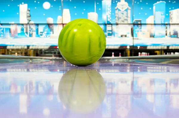 Sphere bollen står på bowling lane — Stockfoto