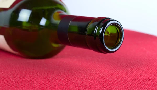 Zbliżenie otworzyć butelkę wina — Zdjęcie stockowe