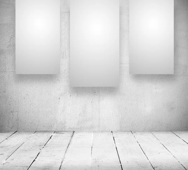 Leere Banner in einem alten weißen Raum — Stockfoto
