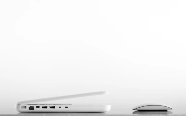 Компьютерная мышь и ноутбук — стоковое фото