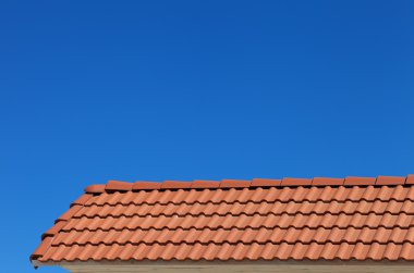 çatı kiremitleri ve açık mavi gökyüzü