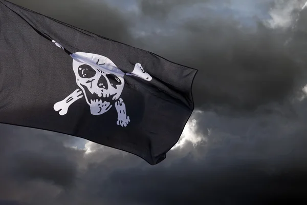 Веселый Роджер (пиратский флаг) — стоковое фото