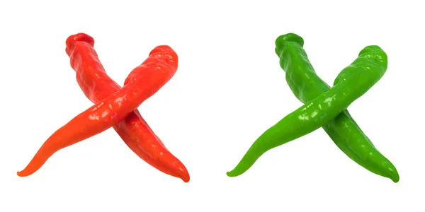 Litera x składa się z zielonej i czerwonej papryki chili — Zdjęcie stockowe