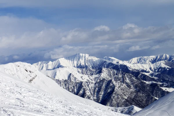 Ski slope and snowy mountains — Stock Photo, Image