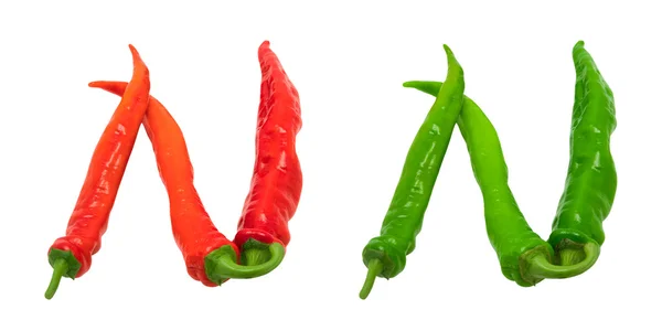 Litera n składa się z zielonej i czerwonej papryki chili — Zdjęcie stockowe