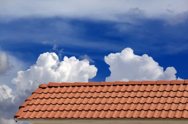 Dachziegel und blauer Himmel mit Wolken — Stockfoto