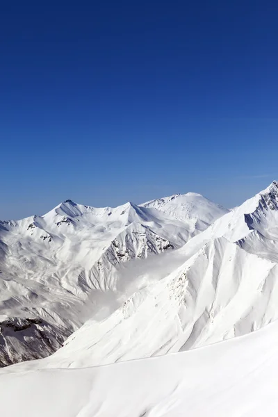 Montañas nevadas. las montañas del Cáucaso, georgia, gudauri. — Foto de Stock
