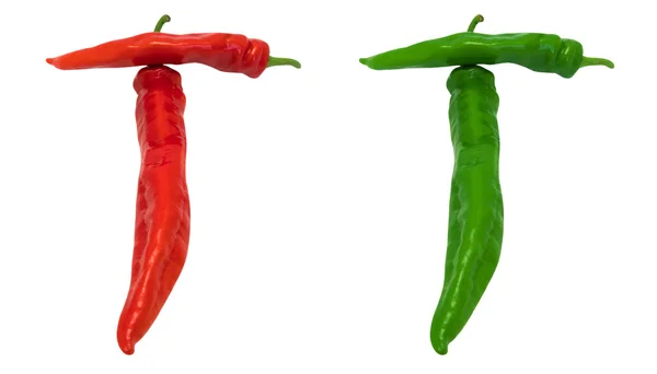 字母 t 组成的绿色和红色的辣椒 — 图库照片