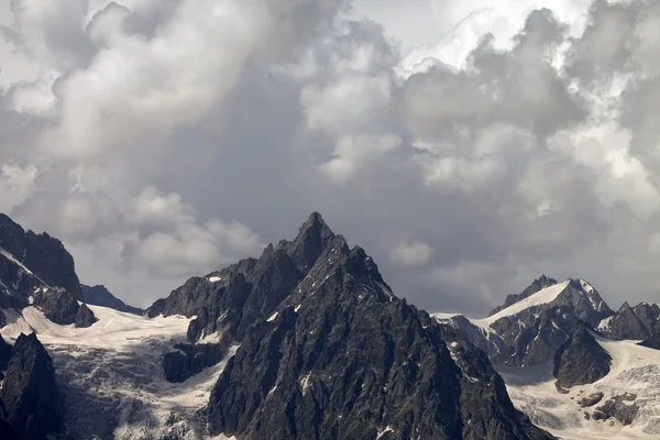 Облачные горы — стоковое фото