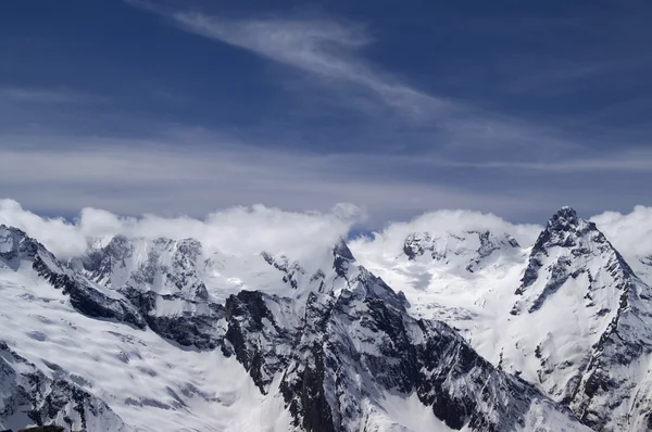 Кавказские горы в облаках — стоковое фото