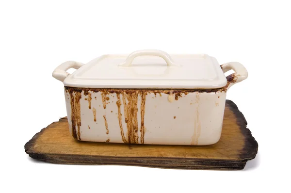 Vuile keramische pot voor fornuis op oude keuken bord — Stockfoto