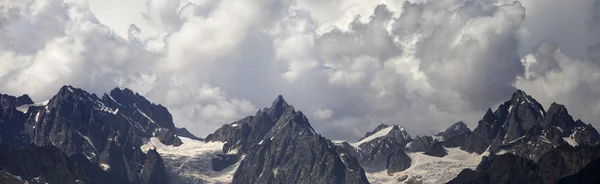 Las montañas del Cáucaso panorama en las nubes — Foto de Stock