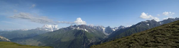 Panorama yaz dağ. Kafkasya, Gürcistan — Stok fotoğraf
