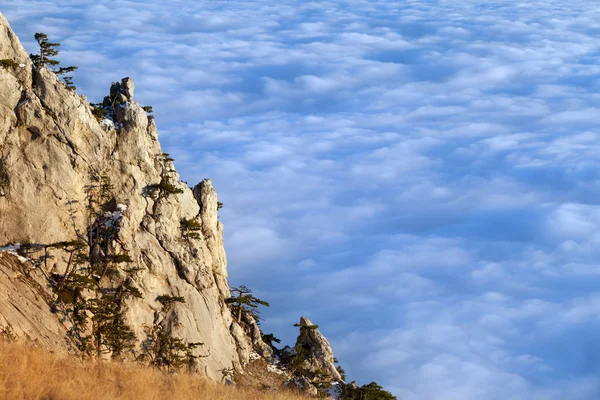 Солнечной скалы и море в облаках — стоковое фото