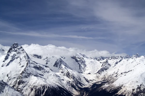 Montañas de invierno. las montañas del Cáucaso. — Foto de Stock