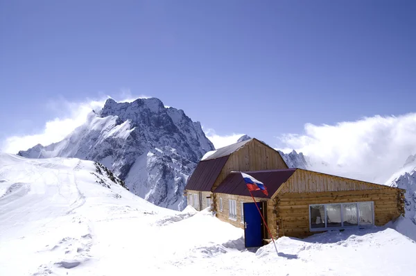 Dřevěné domy ve vysokých horách. lyžařské středisko — Stock fotografie