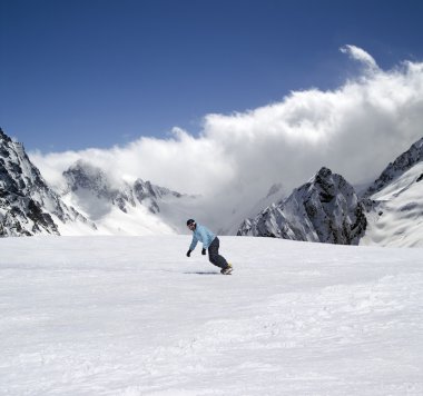 snowboarder daalt een helling