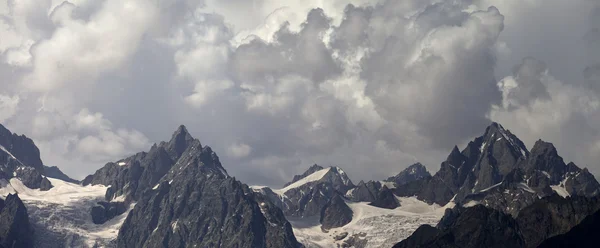 Панорама гір хмарно — стокове фото