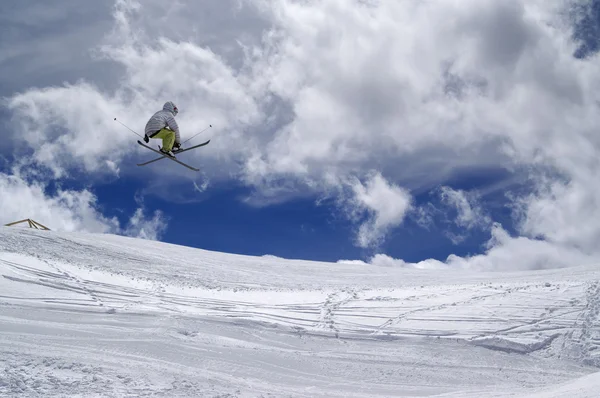 Freestyle-Skispringer mit gekreuzten Skiern — Stockfoto