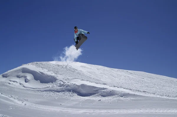 Snowboarder jumping em parque de terreno — Fotografia de Stock