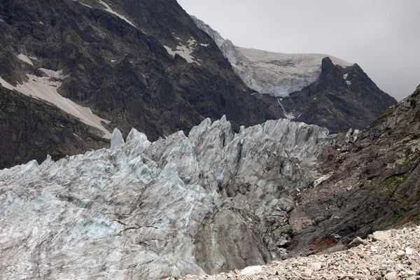 Παγετώνας στα βουνά του Καυκάσου, γεωργία. — Φωτογραφία Αρχείου