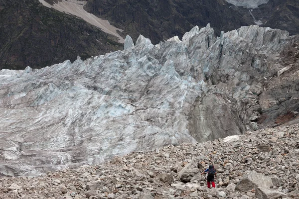 Excursionista en morrena del glaciar —  Fotos de Stock