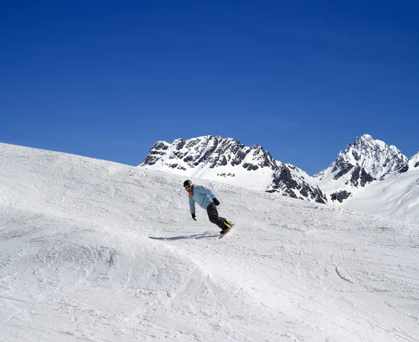 Snowboarding ve vysokých horách — Stock fotografie