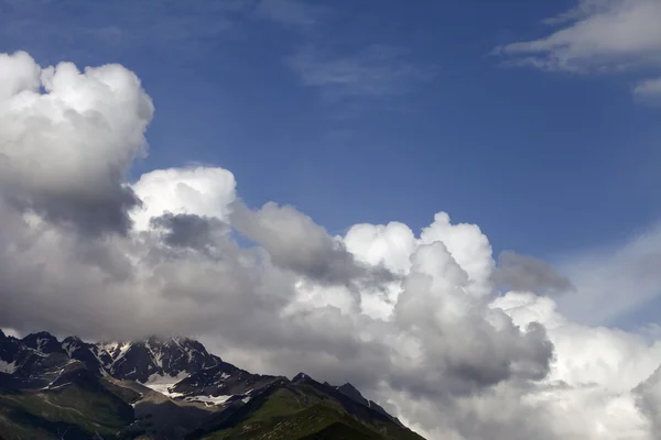 Βουνά και το μπλε του ουρανού με τα σύννεφα — Φωτογραφία Αρχείου