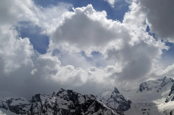 Montanhas em nuvens. Cáucaso, região dombay. — Fotografia de Stock