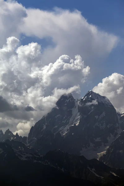 Monte ushba en las nubes, las montañas del Cáucaso, georgia, svaneti. —  Fotos de Stock